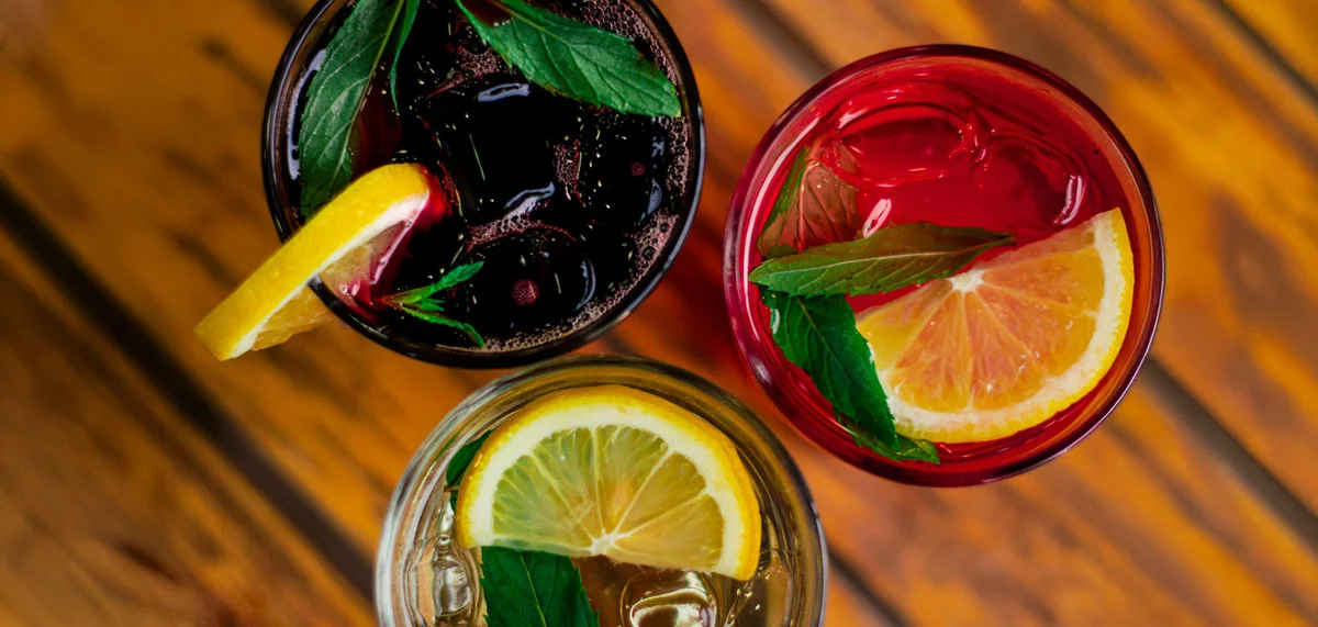 Infusi e tisane fredde: l’alternativa sana e naturale alle bevande zuccherate
